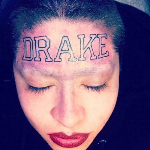 Tatuaggio in faccia Drake