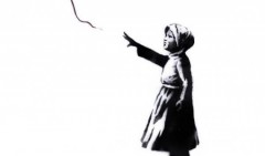 With Syria: Banksy rivisita la sua bambina col palloncino rosso